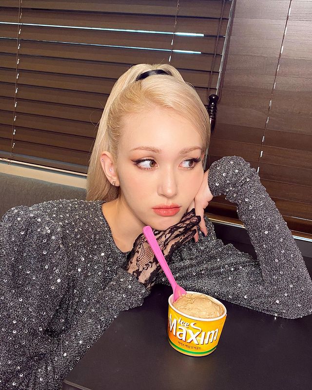 Jeon So-mi Did Aegyo Selfie a Living Doll | KpopStarz
