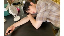 Cha Eun-woo, lying at an angle, 'You're the only one looking at me'