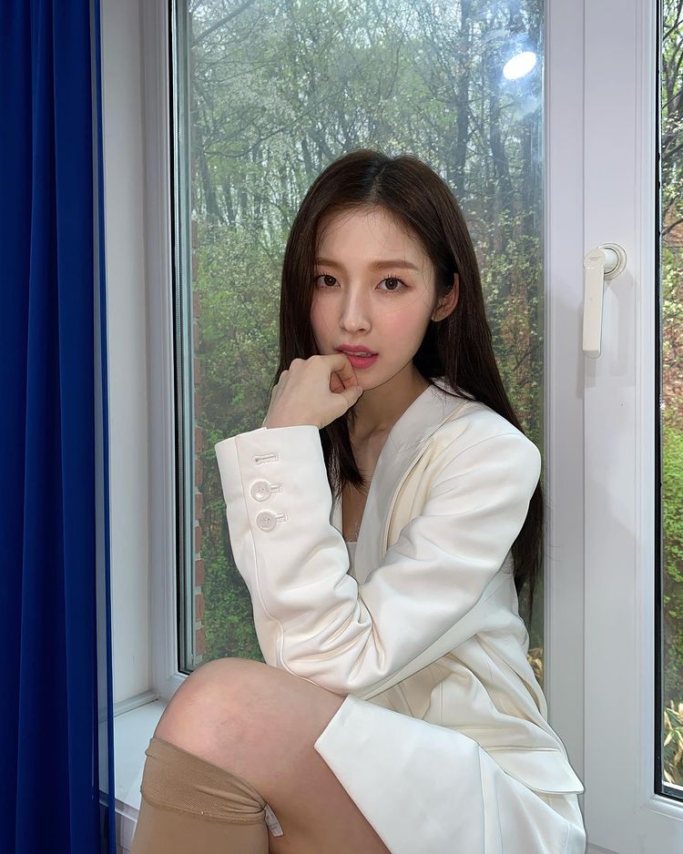 OH MY GIRL Arin, a goddess visual with a white jacket + long straight hair.. Mature beauty↑
