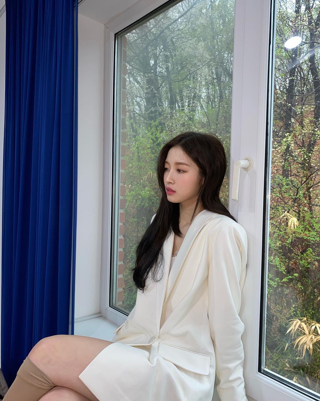 OH MY GIRL Arin, a goddess visual with a white jacket + long straight hair.. Mature beauty↑