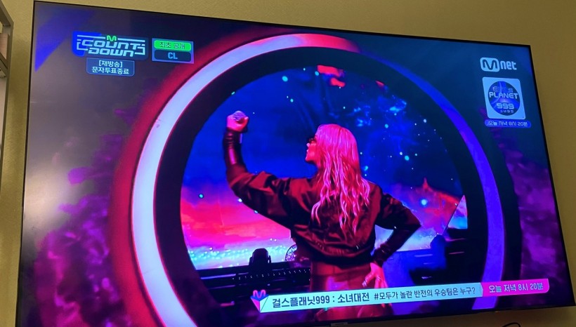 Dara Supports CL's 'M Countdown' Performance'