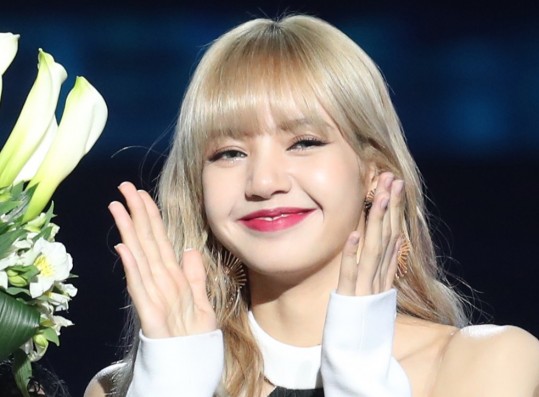 Lisa Gains Praises Following Visual Teaser 1 for 'LALISA' + Becomes Fastest Female Artist to Reach 100k Pre-Order Sales on Ktown4u