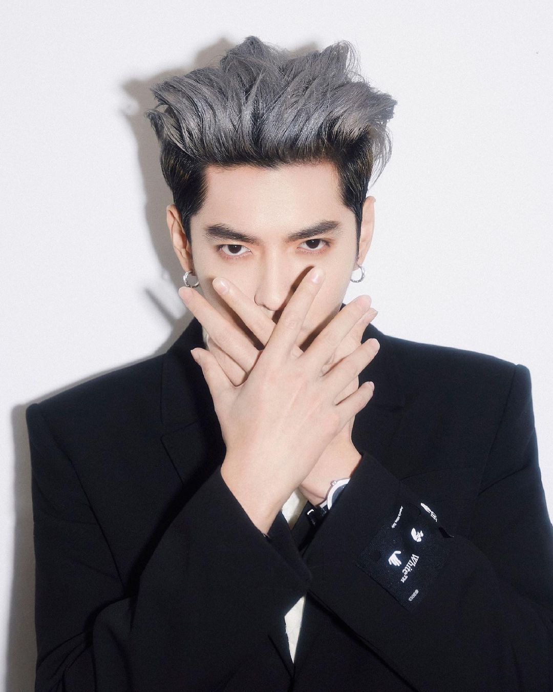 Kris Wu Has a New FB Profile Pic and People Wonder Where He Is