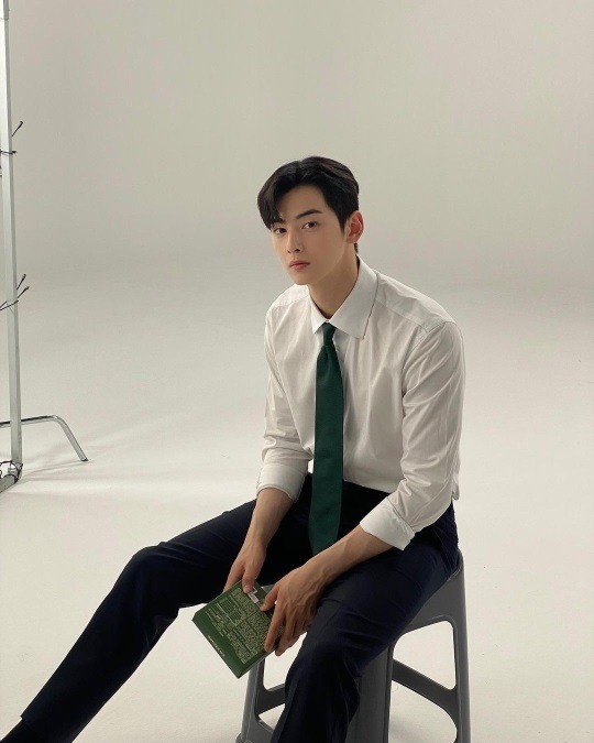 ASTRO Cha Eun-Woo Shows Off His Good Looks In New Photos