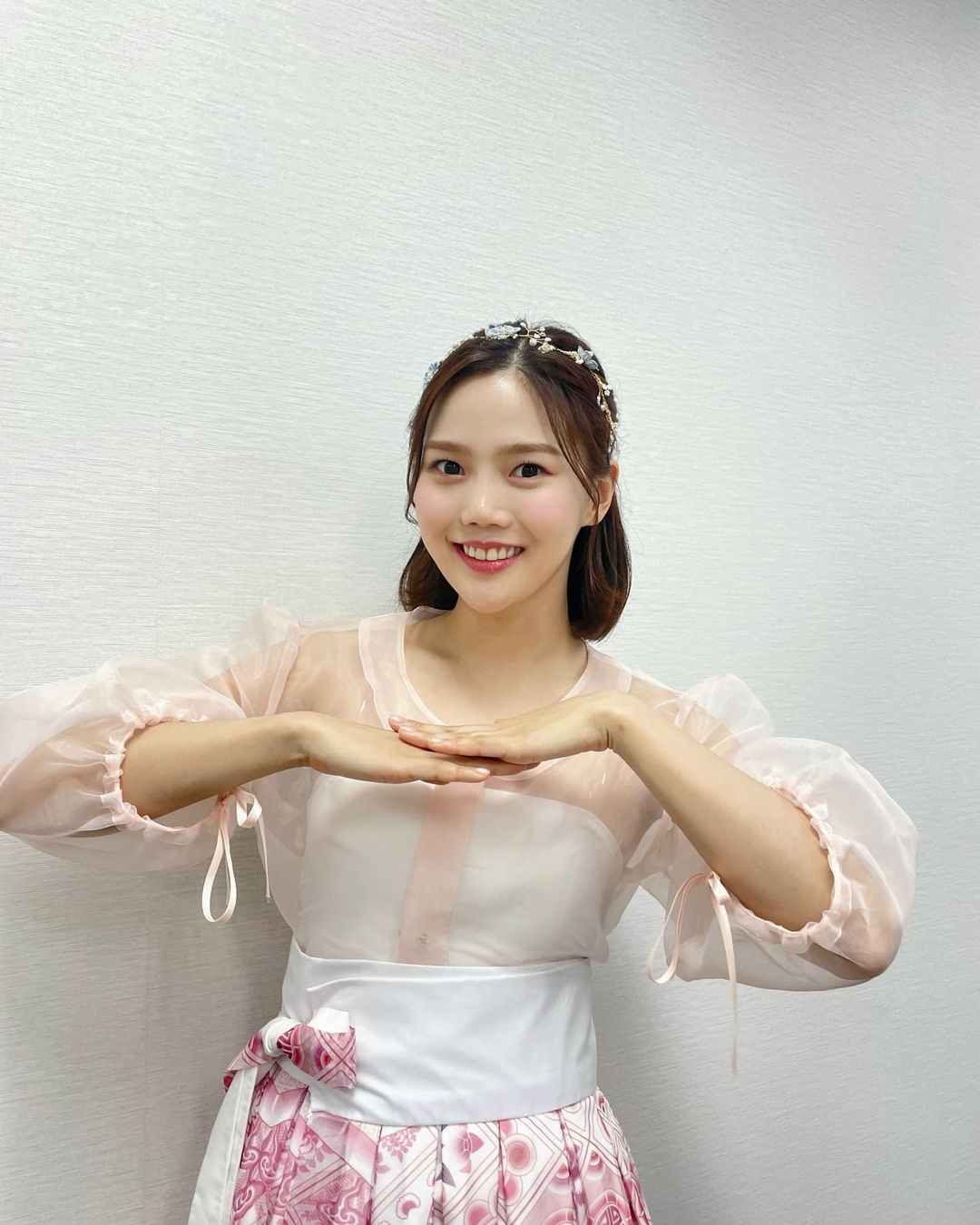 OH MY GIRL Hyojung, wearing hanbok and bursting with juice.. Lovely atmosphere