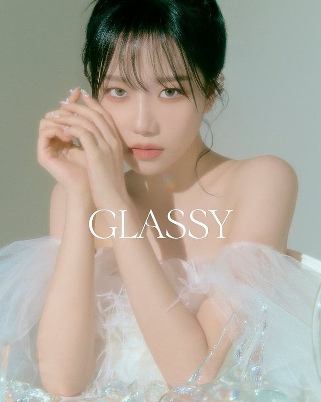 Jo Yu-ri from IZ*ONE, transformed into a short haircut… Shining visuals in 'GLASSY'