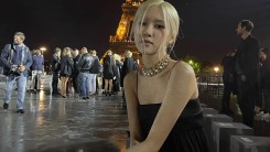 Rosé, with the background of the Eiffel Tower, a slender body…the existence is a luxury