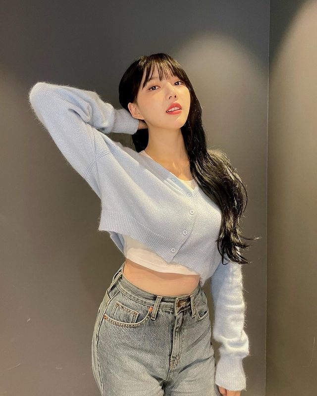 Yerin, black hair + cropped 'daringly exposed narrow waist'... A completely different atmosphere