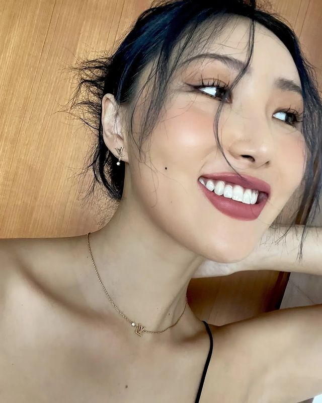 Mamamoo Hwasa, super close-up selfie, alluring sexy