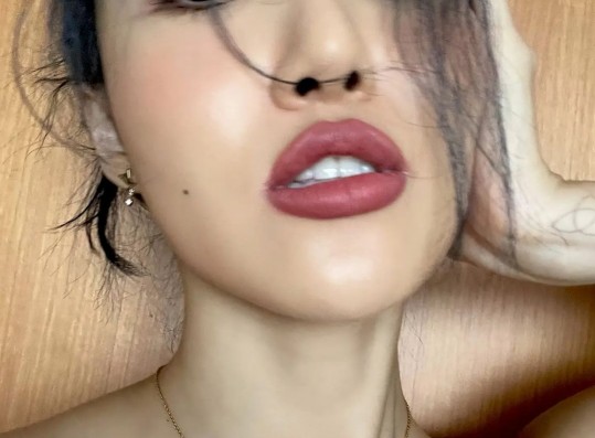 Mamamoo Hwasa, super close-up selfie, alluring sexy