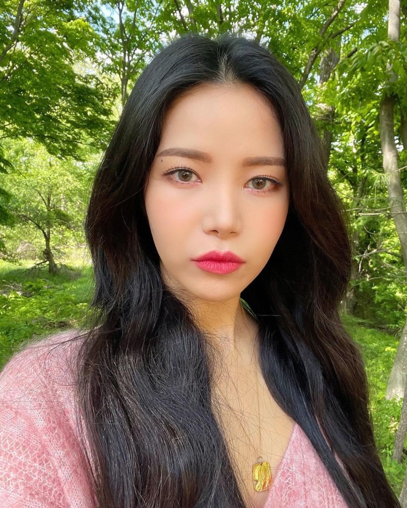 MAMAMOO Solar Reacts to Plastic Surgery Allegations & Insults Towards Her + Educates Viewers About Malicious Comments