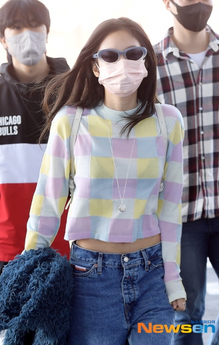 BLACKPINK Jennie's Latest Airport Fashion Cost $1,800+ — Here are the  Pieces | KpopStarz
