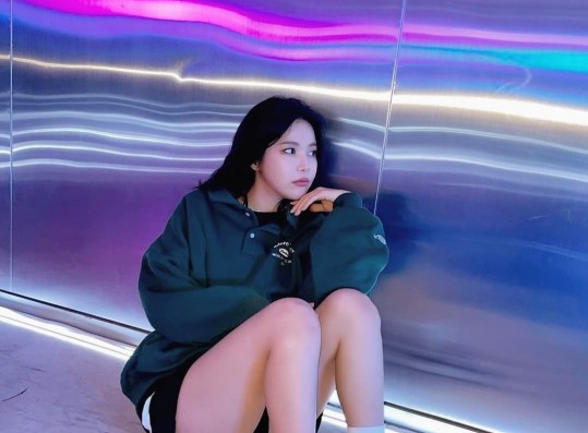 Mamamoo Solar, fatal attraction explosion... A provocative look on a firm honey thigh
