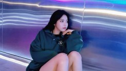 Mamamoo Solar, fatal attraction explosion... A provocative look on a firm honey thigh