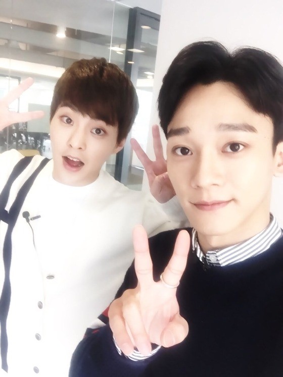 XiuChen Trends After EXO Xiumin & Chen Were Spotted Eating Out at a Restaurant + Penned an Autograph to Fan