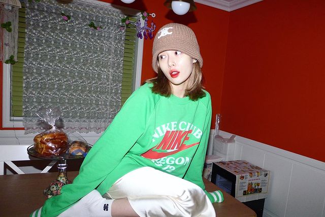 'DAWN ♥' HyunA, a somewhat naive posture on the table