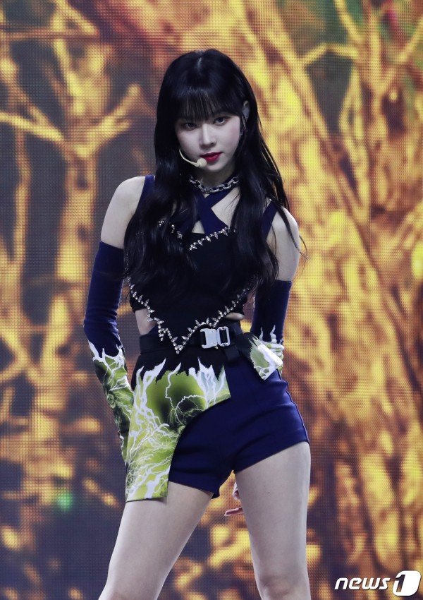 aespa Winter Earns Praise for Doll-like Beauty at 2021 Mnet Asian Music ...