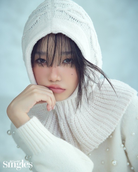 Jo Yu-ri, a pure white winter fairy.. The faint mood takes my breath away