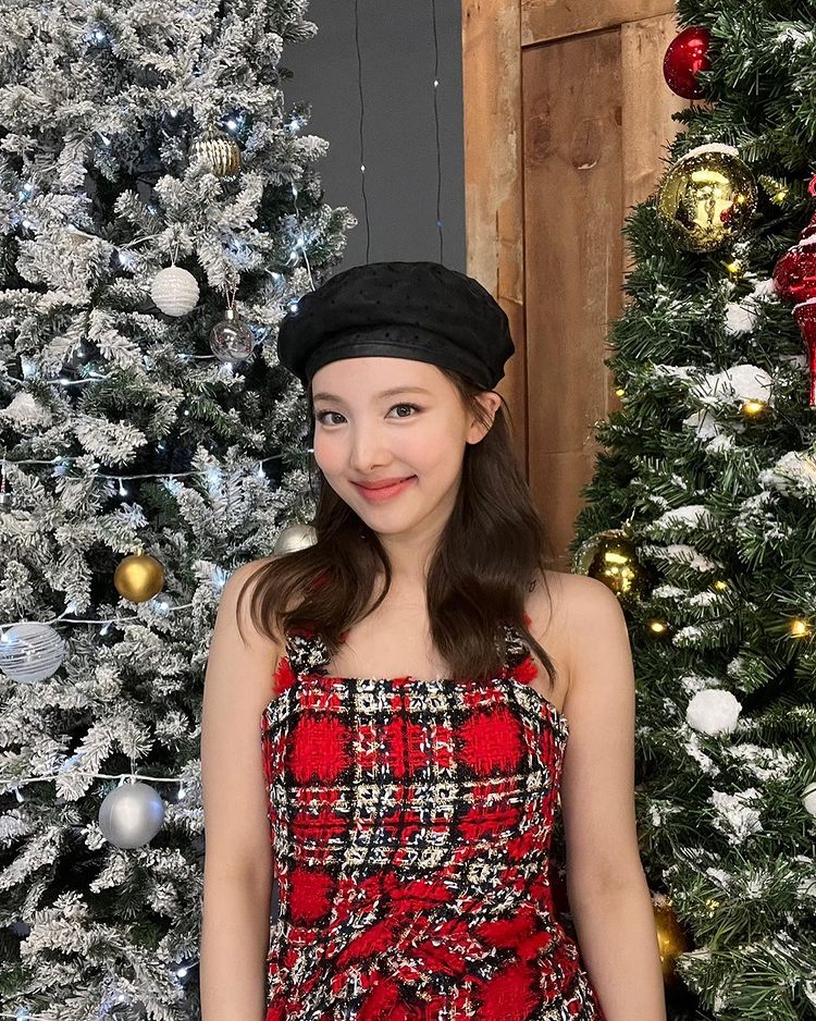 TWICE Nayeon transforms into a Christmas fairy... Charming smile