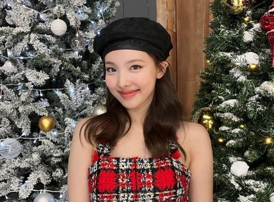 TWICE Nayeon transforms into a Christmas fairy... Charming smile