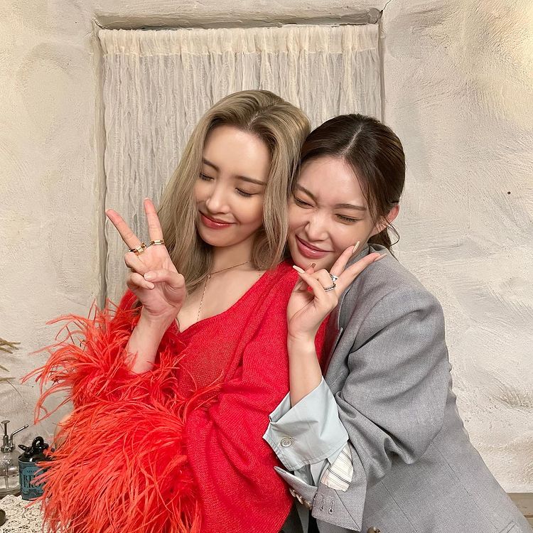 Chungha and Sunmi Flaunt Friendship in New Photos | KpopStarz