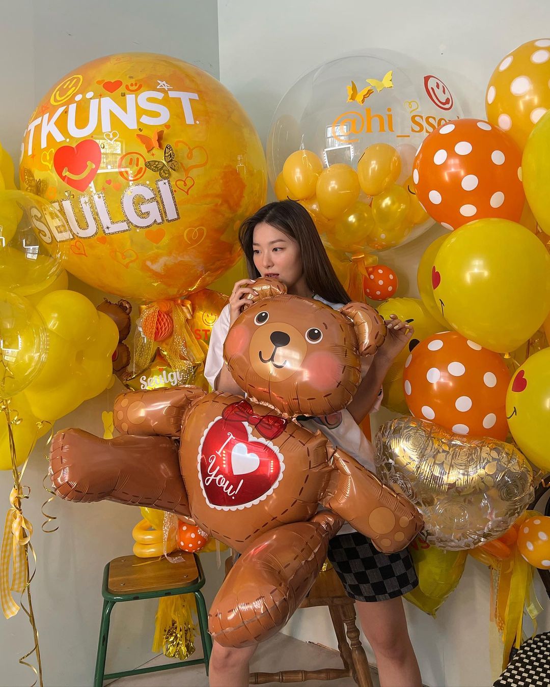 Red Velvet Seulgi, Bear Seulgi holding a bear balloon
