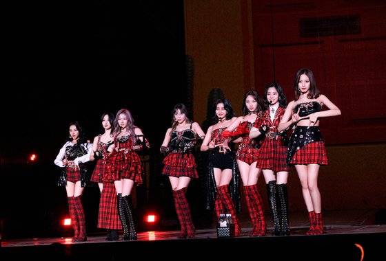 TWICE's 4th world tour begins in Seoul... "Happy and precious"