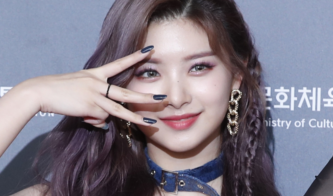 EVERGLOW Yiren Draws Mixed Reactions for Not Doing Korean New Year