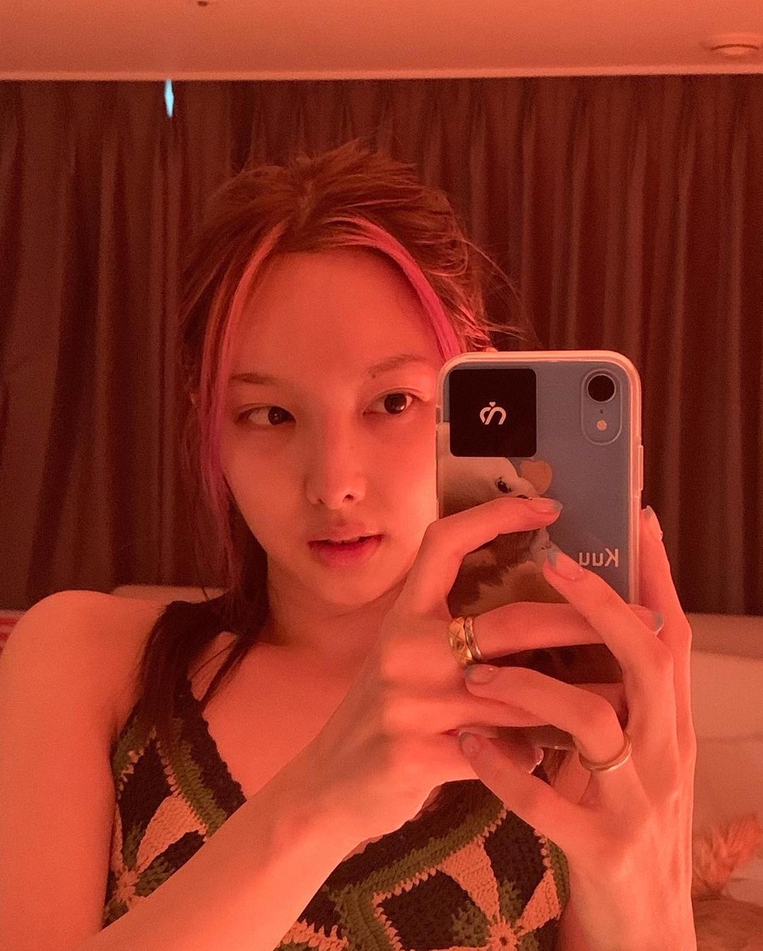 Here's How To Take The Perfect Mirror Selfie, According To TWICE's Nayeon -  Koreaboo