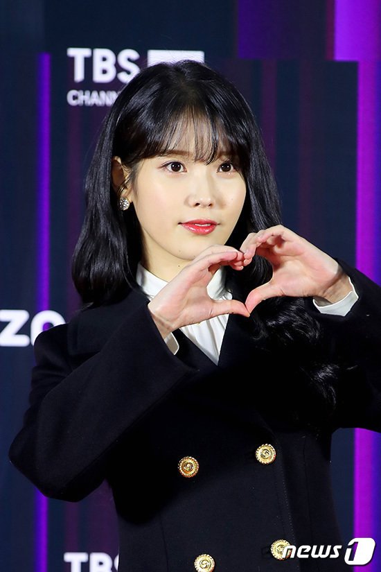 IU, the grand prize in the music category "I feel like I closed my 20s... With a new look in my 30s"