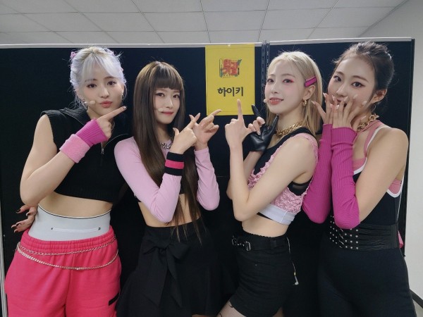 Are they aerobic instructors? Netizens comment on rookie girl group  H1-KEY's outfits