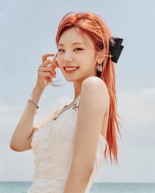 ITZY YEJI, dyeing her lovely red hair "Like a mermaid"