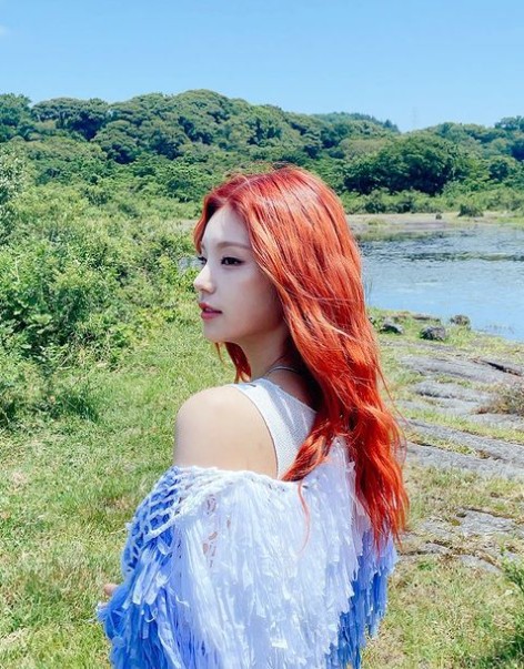 ITZY YEJI, dyeing her lovely red hair "Like a mermaid"