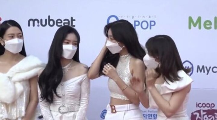 K-Media Reporters Under Fire for Forcing Red Velvet to Do THIS During Photo Op