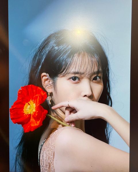 IU's behind-the-scenes photo shoot... Perfectly digests even difficult glasses