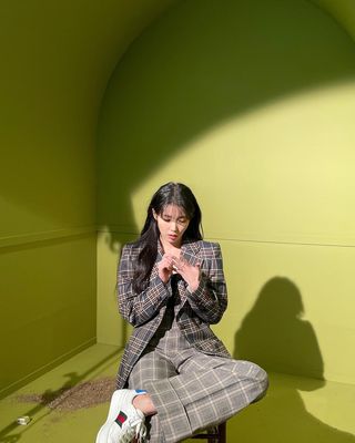 IU's behind-the-scenes photo shoot... Perfectly digests even difficult glasses