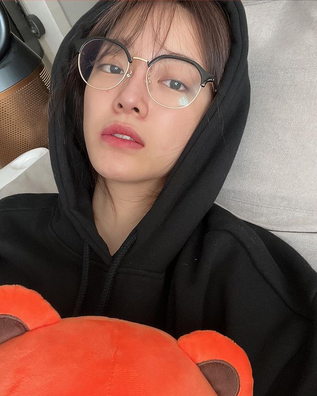 Kim Sejeong, glasses stylishly