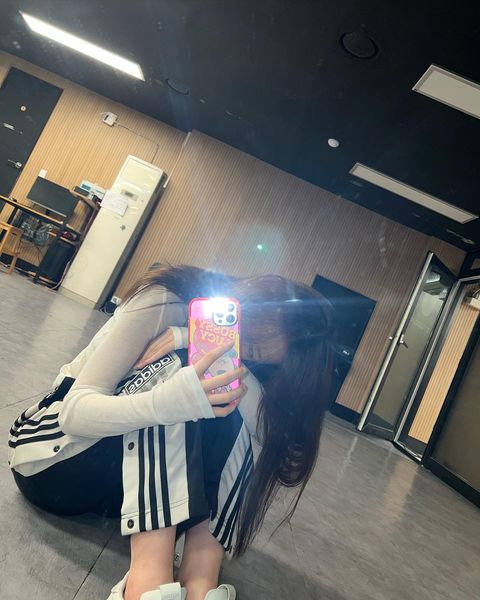 OH MY GIRL Arin Shows Fresh Visuals With New Mirror Selfies | KpopStarz