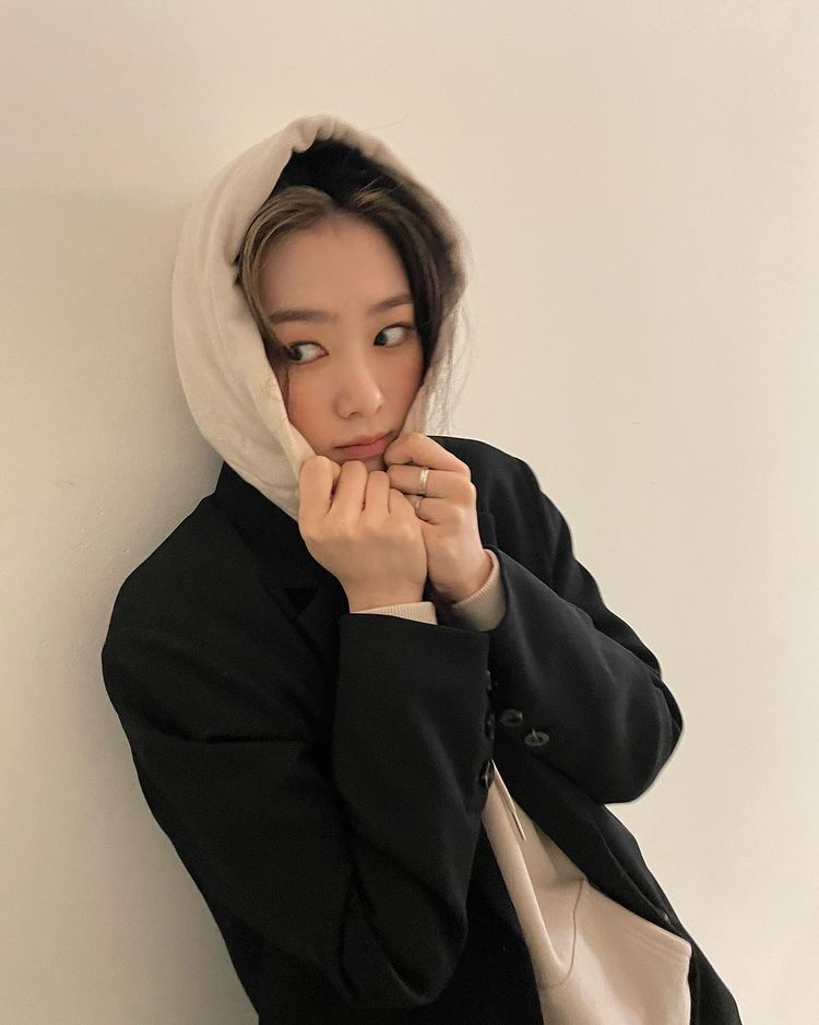 OH MY GIRL Jiho Posts Laid-back and Casual Photos