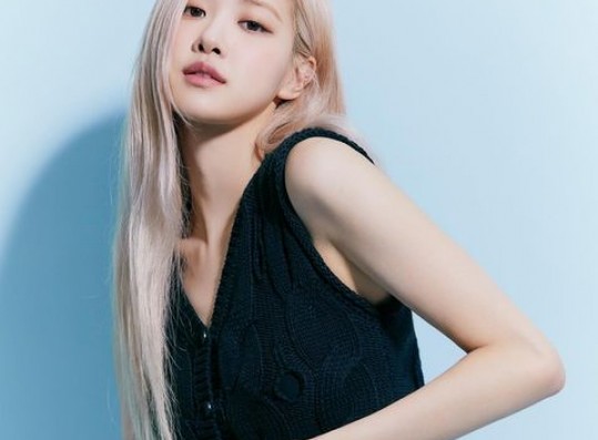 ROSÉ, welcomed summer fashion first… barbie doll body