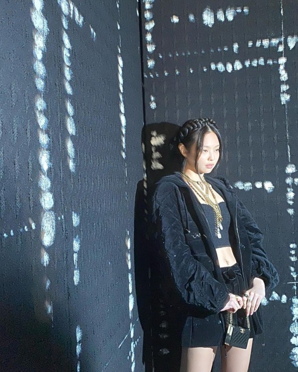 JENNIExCHANELFW22: 'Human Chanel' BLACKPINK Jennie Stuns in All-Black  Number for Paris Fashion Week