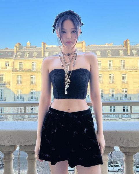 Jennie's abs exposed fashion at Paris Fashion Week... barbie visual