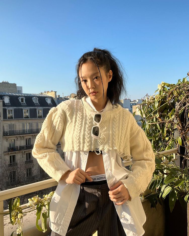 Jennie exposed her abs at the window of her Parisian dorm... Just take a picture