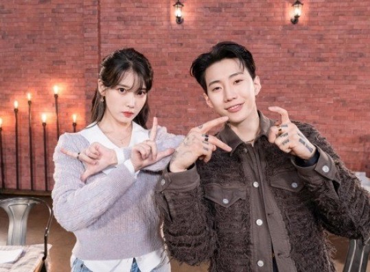 A warm two-shot with Jay Park and IU.. 'ㄱㄴㄷㄹ' cute fingers