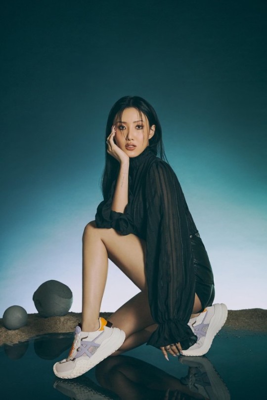 Mamamoo Hwasa shows off her toned legs