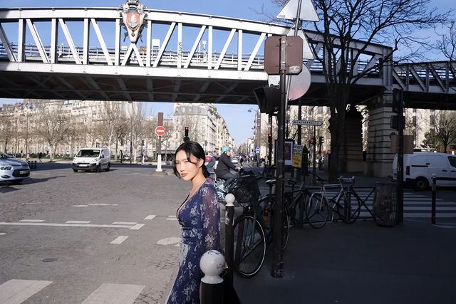 Hwasa Displays Parisian Chic Style