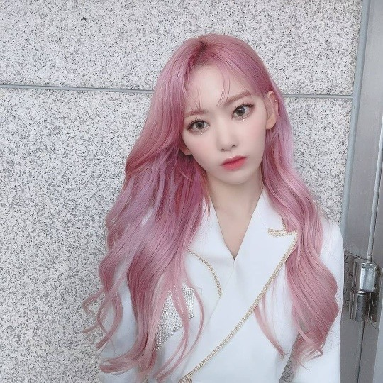 Female K-Pop Idols Who Rocked Pink Hair: TWICE Sana, BLACKPINK Rosé, MORE!  | KpopStarz