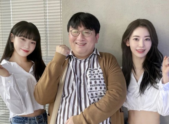 Bang Si Hyuk with Chaewon and Sakura