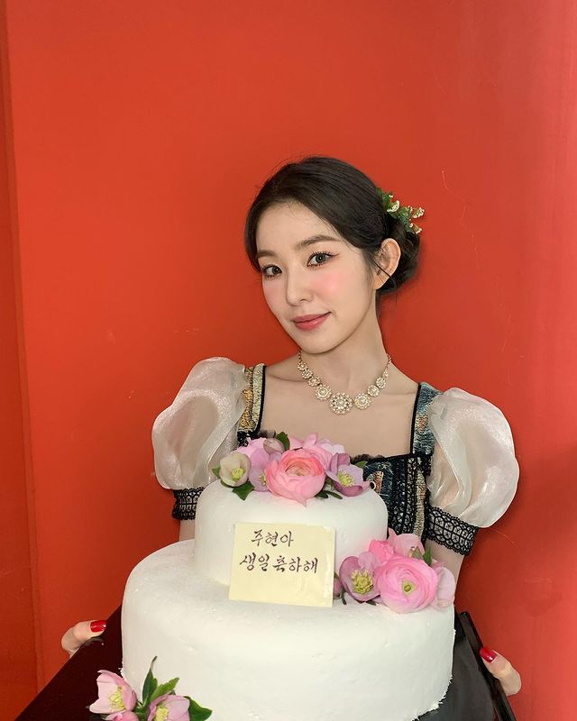 Red Velvet Irene holds a birthday cake and looks unrealistic