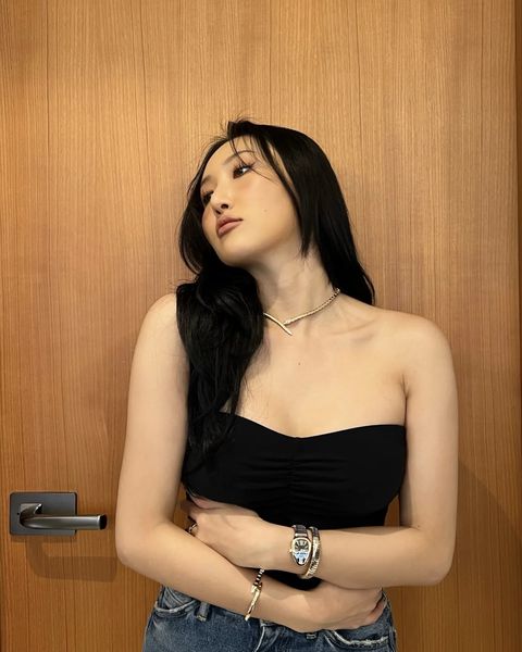 Hwasa, the styling is bold... Only the luxury watch of company B on the wrist is '13.3 million won'